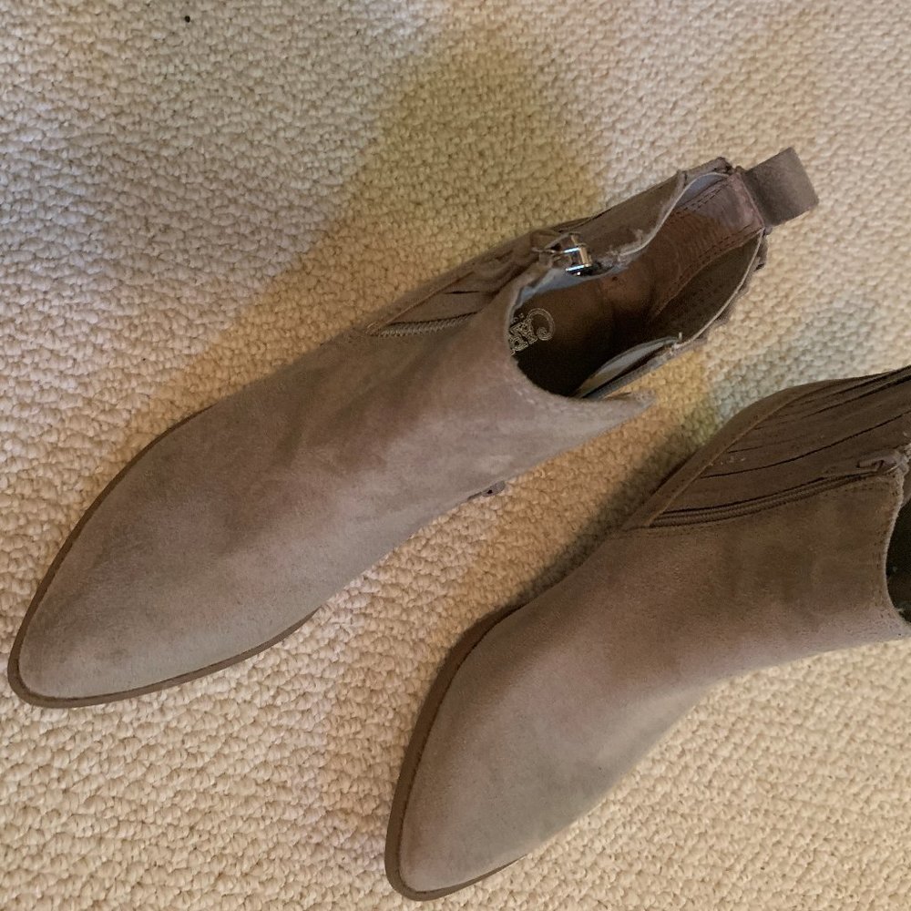 Carlos Santana taupe booties EUC